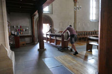 Räumung des Restinventars und der Kirchenbänke aus der Kirche (Foto: Karl-Franz Thiede)